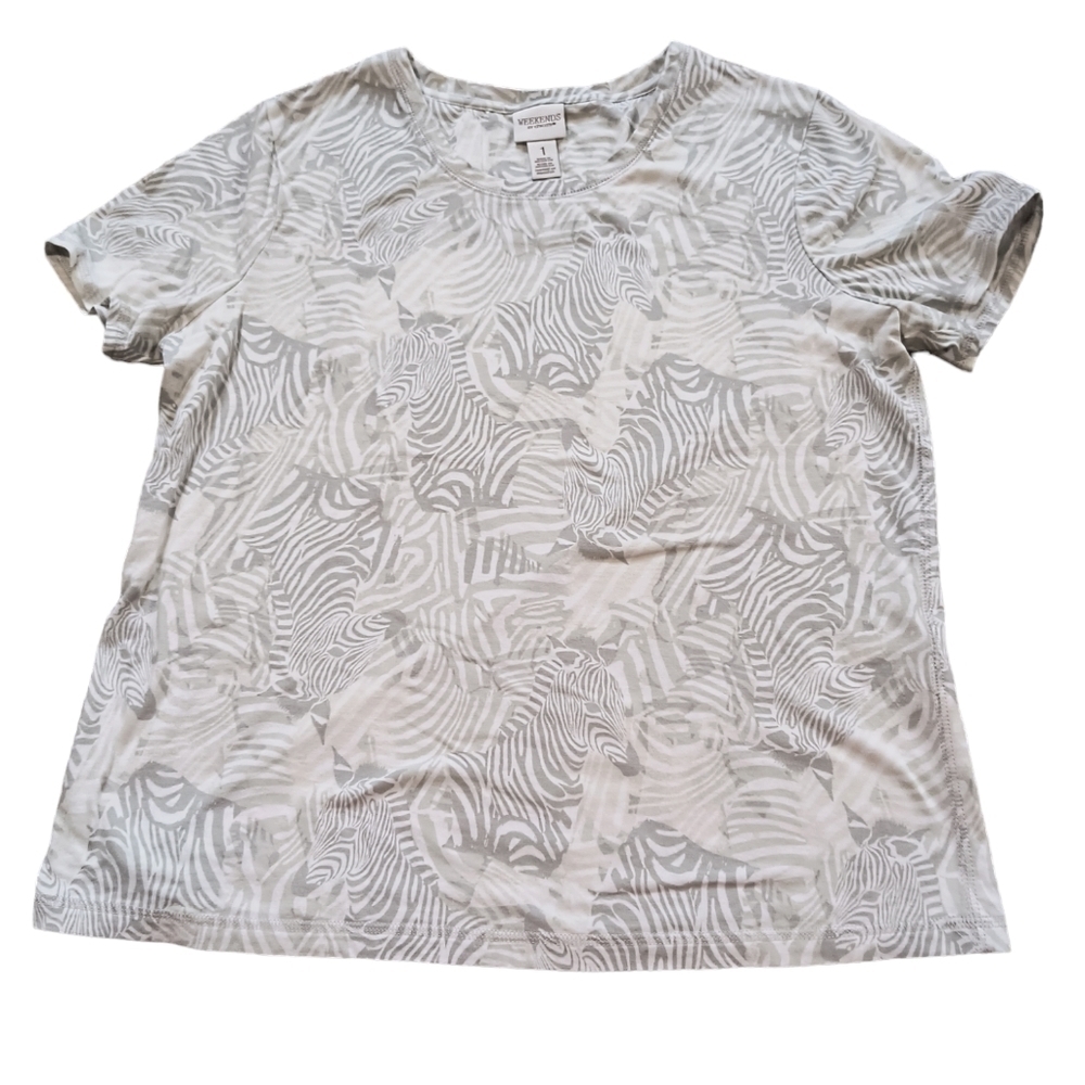 Weekends by Chico's White/Gray All Over Zebra Print Short Sleeve T-Shirt…